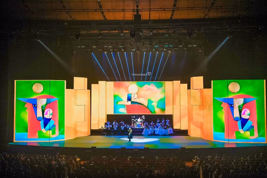 Chương trình hòa nhạc 'Kiệt tác thời gian' do Vietcombank tổ chức sử dụng nhiều hình ảnh từ các tác phẩm hội họa. Ảnh: Vietcombank.