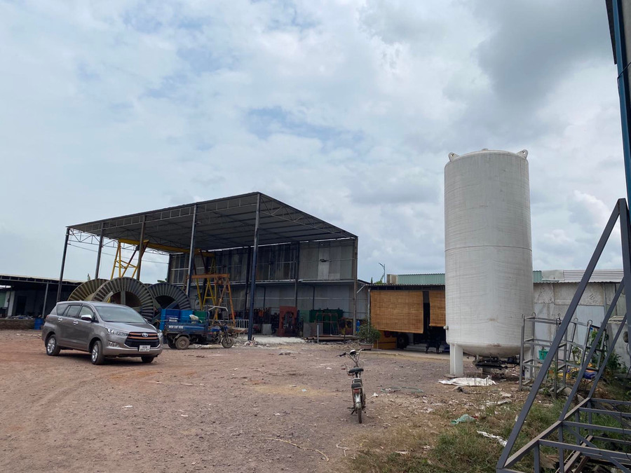 Bồn chứa còn sót lại tại vị trí từng bị xử phạt và yêu cầu di dời.