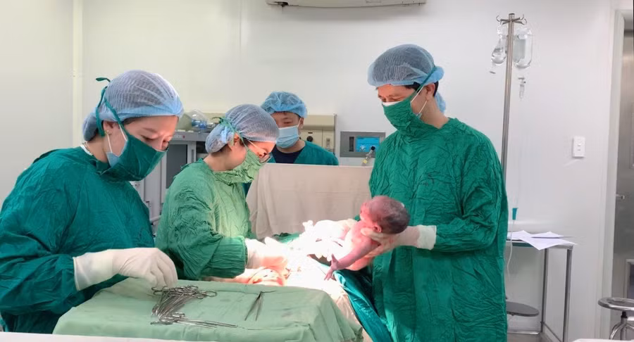 BSCKII Lê Công Tước mổ lấy thai cho sản phụ Đặng Thị Thật. Ảnh: BVCC