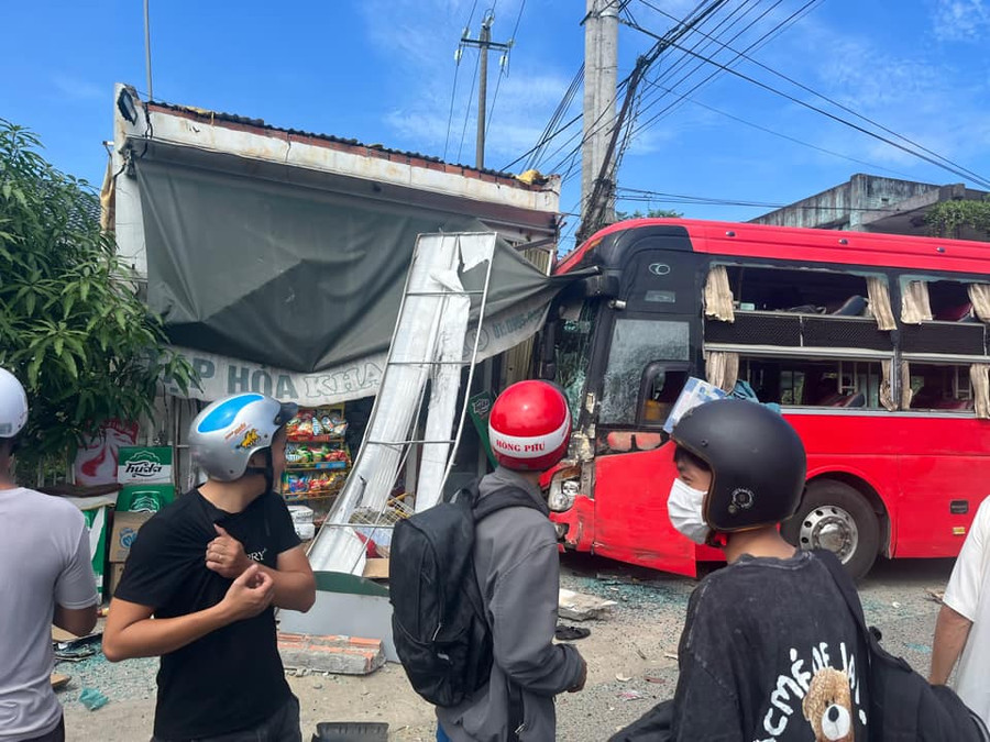 3 người bị thương sau va chạm xe khách xe tải ở Thừa Thiên - Huế ảnh 2 3 người bị thương sau va chạm xe khách xe tải ở Thừa Thiên - Huế ảnh 2
