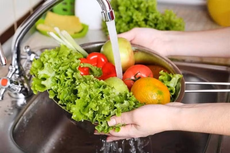 Người dân cần thực hiện ăn chín, uống chín, chế biến thực phẩm phải khử trùng. (Ảnh minh họa)