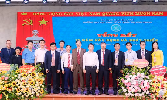 GS.TS Phạm Hồng Quang cùng BGH nhà trường và các thế hệ lãnh đạo tại buổi lễ