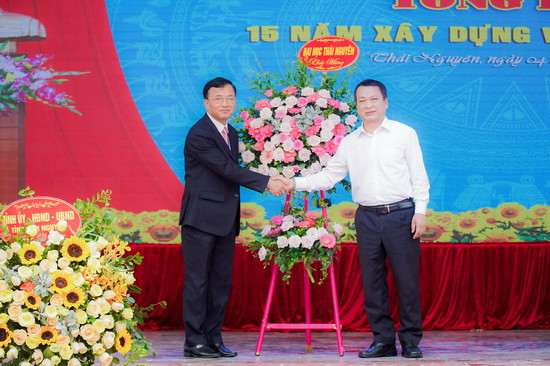 GS.TS Phạm Hồng Quang tặng hoa chúc mừng nhà trường