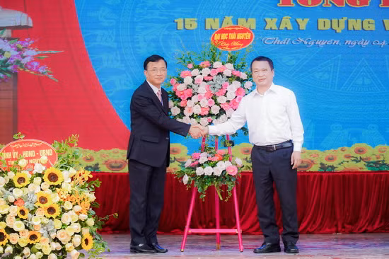 GS.TS Phạm Hồng Quang tặng hoa chúc mừng nhà trường