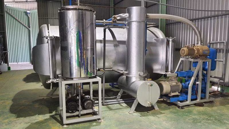 Nhìn từ trái sang phải: Bình đun (cấp nhiệt), Bình ngưng tụ, Cụm bơm hút chân không và bơm booster, Bầu tách nước và ẩm trong hệ thống máy sấy chân không thanh long.