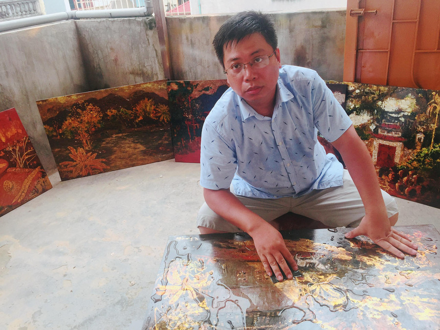 Họa sĩ Vũ Đình Lương sáng tạo trên nhiều chất liệu khác nhau.