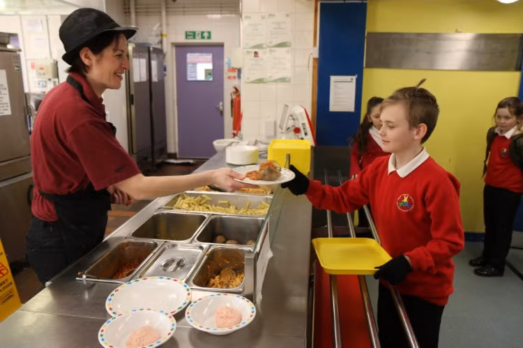 Học sinh được hưởng lợi từ chương trình bữa trưa học đường.