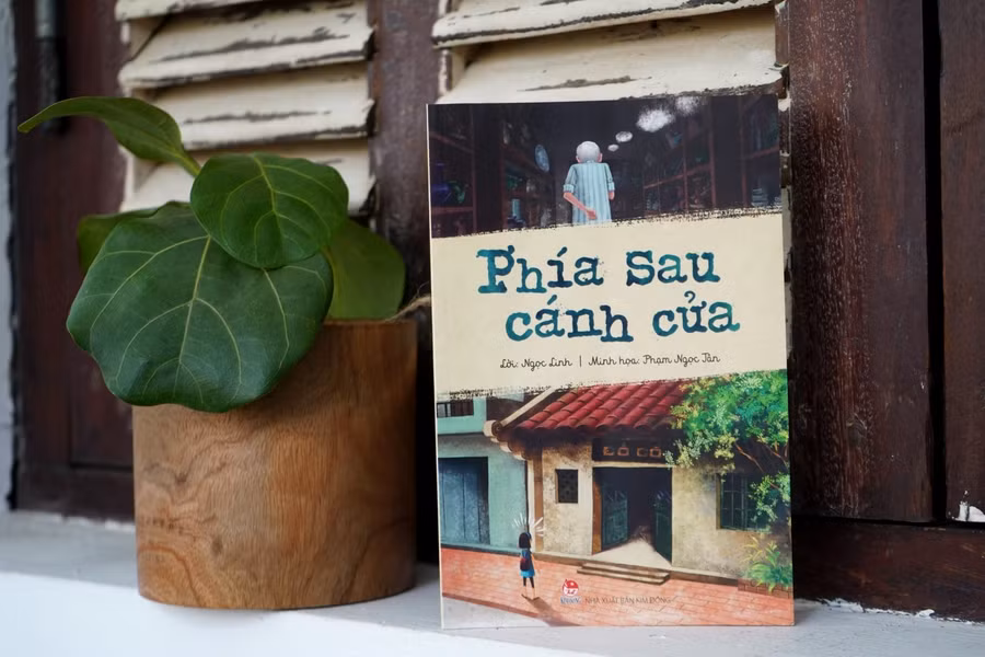 Bìa cuốn sách “Phía sau cánh cửa”