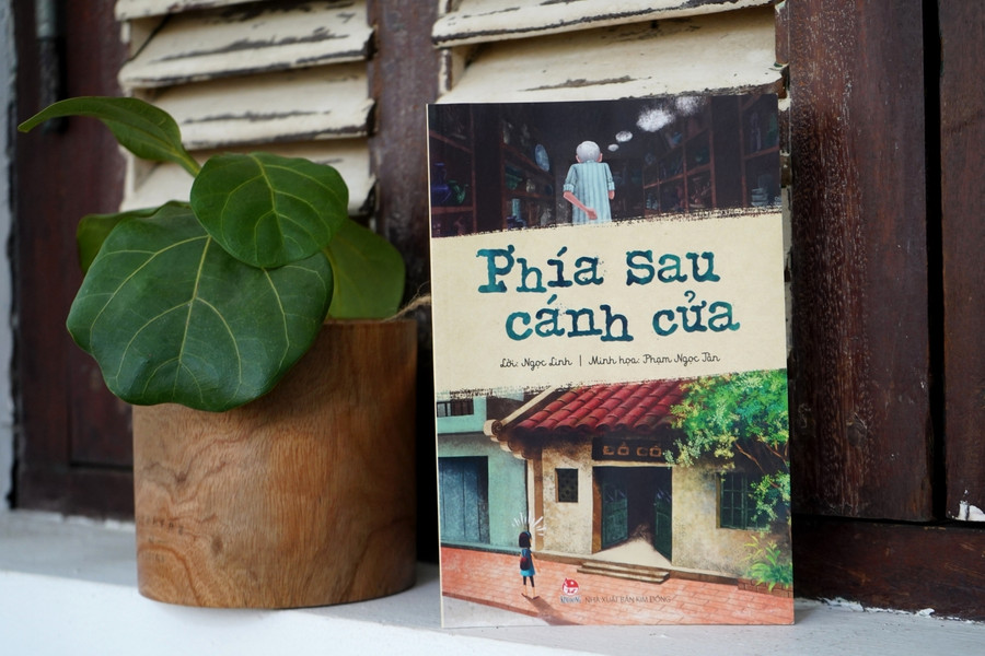 Bìa cuốn sách “Phía sau cánh cửa” Bìa cuốn sách “Phía sau cánh cửa”