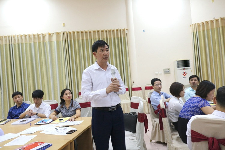 Thầy Trần Văn Hưng phát biểu tại Hội nghị tập huấn Thầy Trần Văn Hưng phát biểu tại Hội nghị tập huấn