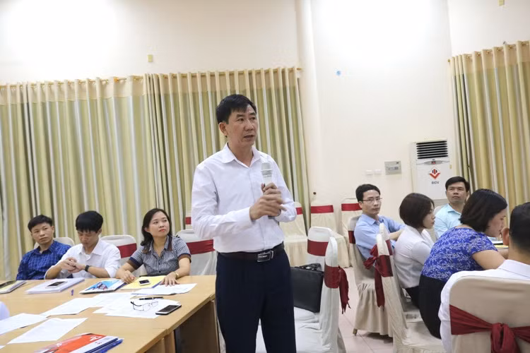 Thầy Trần Văn Hưng phát biểu tại Hội nghị tập huấn