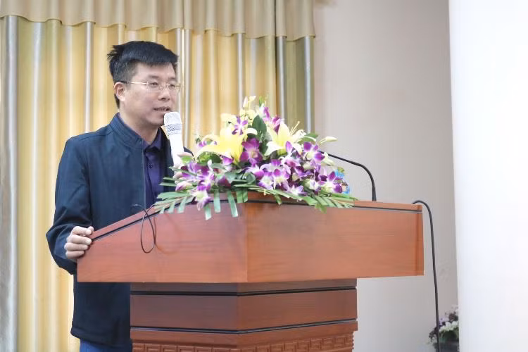 Thầy Nguyễn Minh Quý phát biểu tại Hội nghị tập huấn