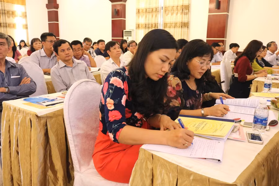 Các cán bộ quản lý và giáo viên tham gia chương trình tập huấn