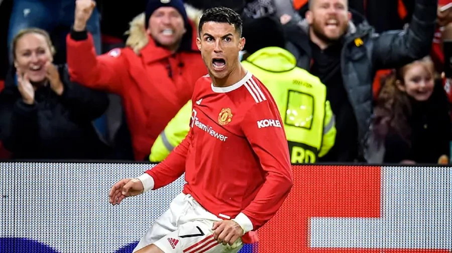 Ronaldo giúp Man Utd giành 3 điểm trọn vẹn dù bị dẫn 2 bàn.