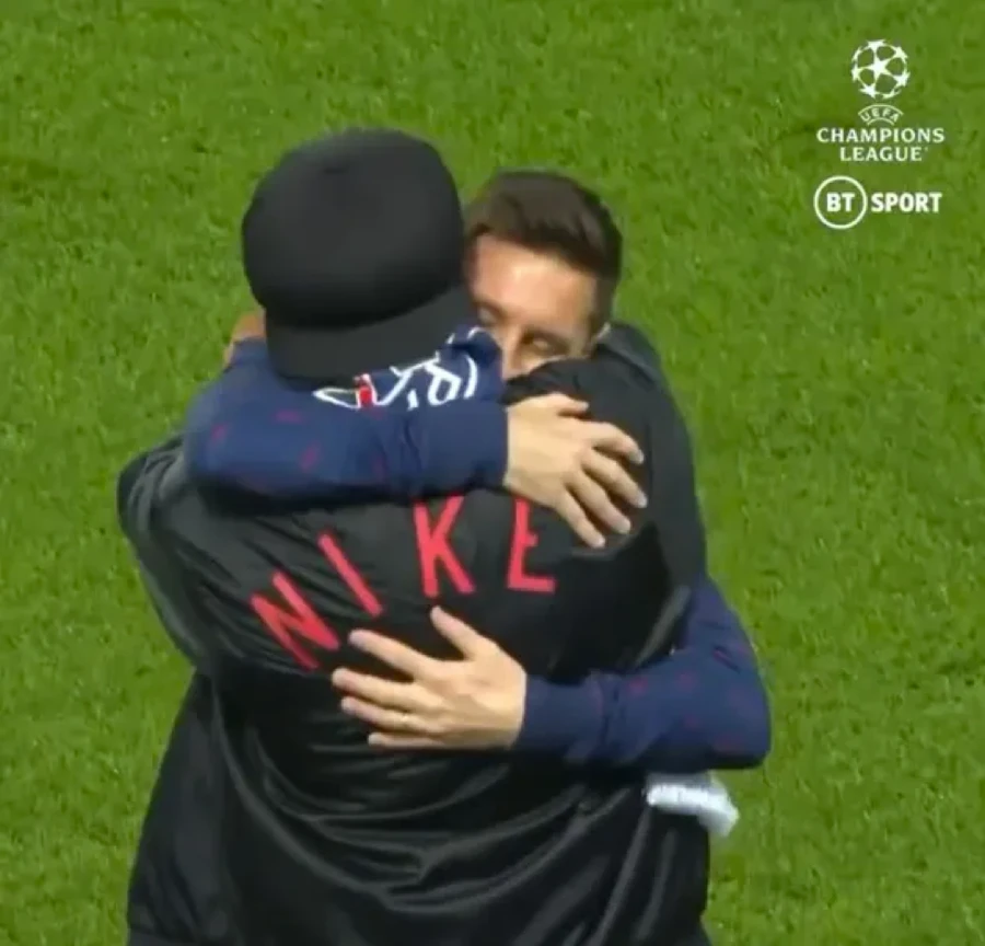 Messi và Ronaldinho tái ngộ xúc động tại Parc des Princes trước trận PSG hạ RB Leipzig 3-2.