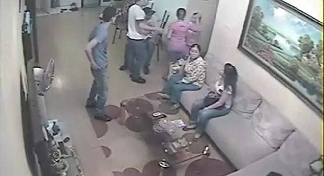 Một phụ nữ bị nhóm côn đồ xông vào nhà đánh, cướp tài sản - Ảnh 1