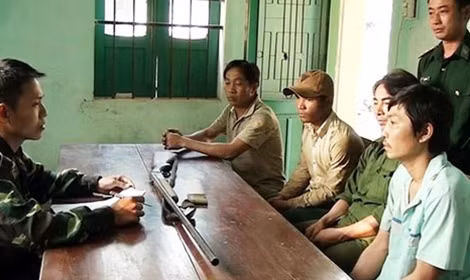 Nhóm 4 đối tượng và tang vật vụ việc.