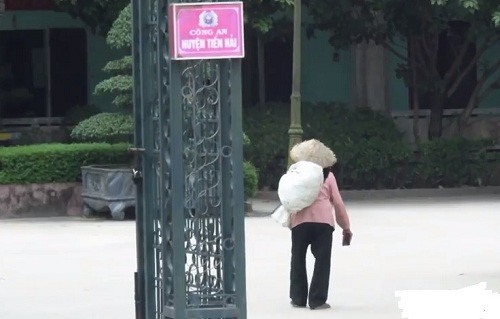 Đánh rơi ví tiền thử lòng bà cụ và cái kết ý nghĩa - Ảnh 3