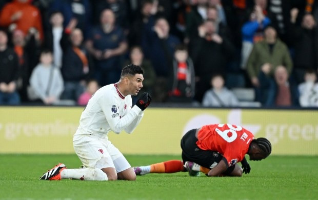 Casemiro may mắn không bị đuổi khỏi sân trong hiệp 1 trận Man Utd thắng Luton 2-1. Casemiro may mắn không bị đuổi khỏi sân trong hiệp 1 trận Man Utd thắng Luton 2-1.