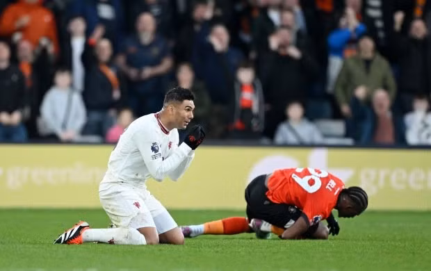 Casemiro may mắn không bị đuổi khỏi sân trong hiệp 1 trận Man Utd thắng Luton 2-1.