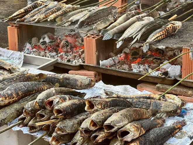 &quot;Phố cá lóc nướng&quot; tấp nập trong ngày vía Thần Tài.