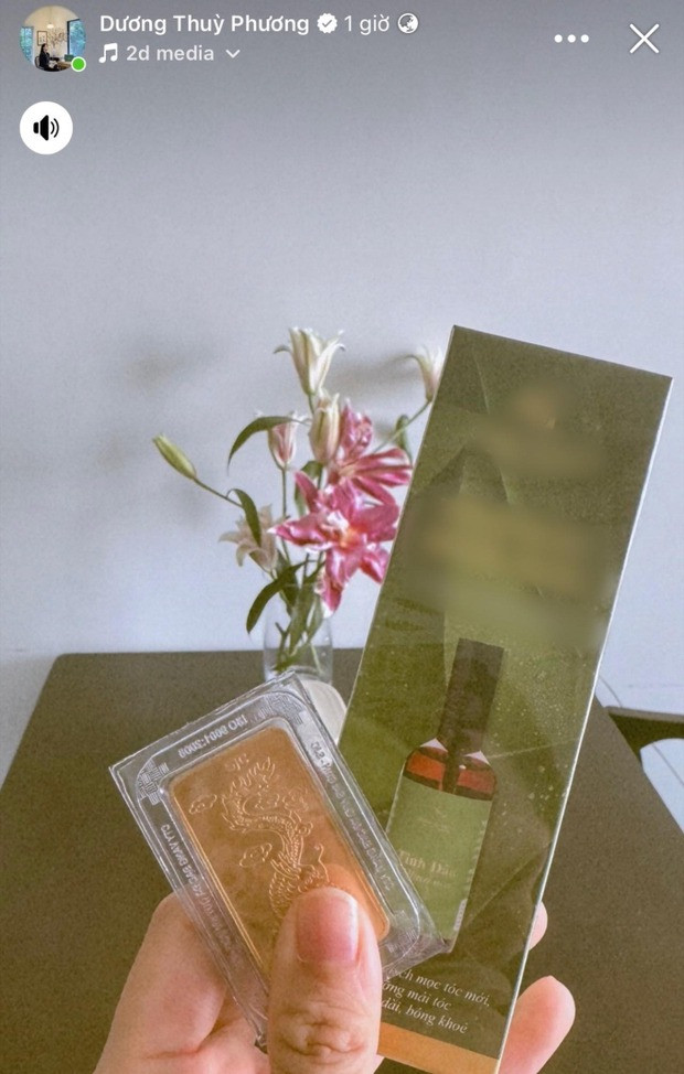 Trên trang cá nhân, bà xã trung vệ Quế Ngọc Hải khoe mua vàng ngày vía Thần Tài.