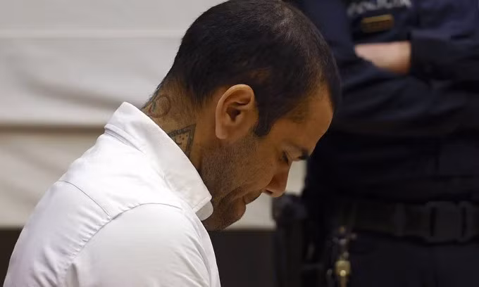 Alves cúi gằm mặt, tỏ rõ sự chán nản trong phiên tòa tại Barcelona hôm 7/2.