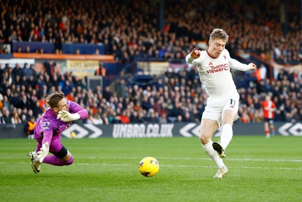 Rasmus Hojlund trở thành cầu thủ trẻ nhất ghi bàn trong 6 trận liên tiếp. Anh lập cú đúp vào lưới Luton chỉ sau 7 phút. Rasmus Hojlund trở thành cầu thủ trẻ nhất ghi bàn trong 6 trận liên tiếp. Anh lập cú đúp vào lưới Luton chỉ sau 7 phút.