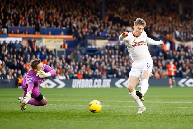 Rasmus Hojlund trở thành cầu thủ trẻ nhất ghi bàn trong 6 trận liên tiếp. Anh lập cú đúp vào lưới Luton chỉ sau 7 phút.