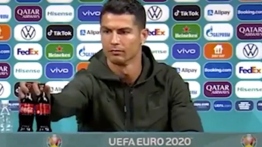 Ronaldo cất 2 chai Coca-Cola khỏi tầm nhìn.