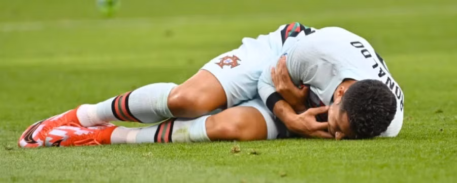 Ronaldo bị đau...
