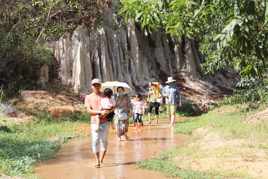 Mực nước suối chỉ xấp xỉ mắt cá chân, khiến du khách lội suối cảm nhận được sự dịu mát của dòng nước thấm vào chân cũng như sự êm ái của những bãi cát phía dưới, như xua tan đi cái nóng gay gắt của mùa hè.