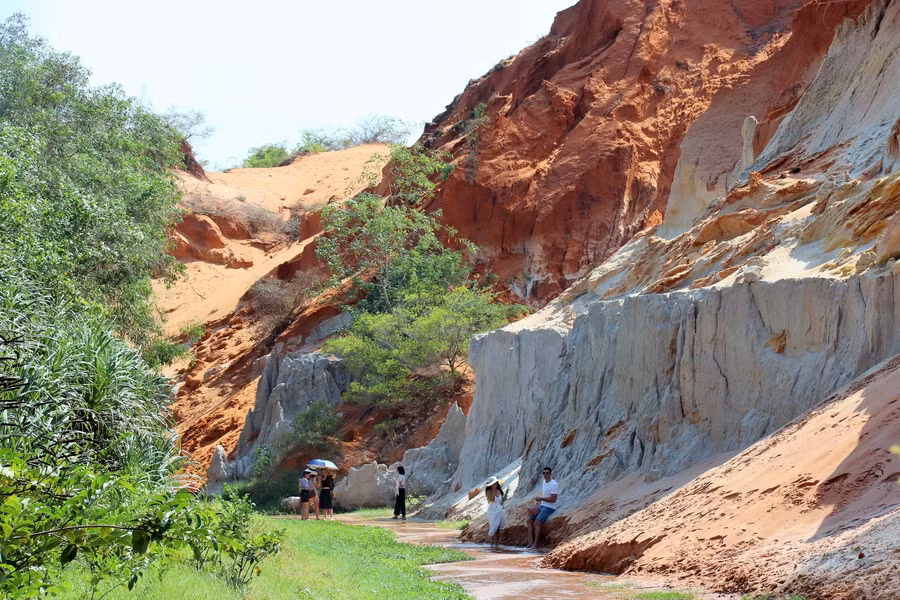Có vô số những nhũ đá nhấp nhô được hình thành nên từ cát, qua sự bào mòn của thời gian, gió mưa trở nên cứng như đá đã tạo cho cảnh quan nơi đây vẻ đẹp hoang sơ, kỳ thú. Du khách có thể đi bộ dưới lòng suối ngắm cảnh sắc thiên nhiên cùng những dải nhũ cát trải dài tuyệt đẹp.