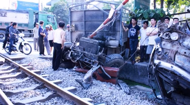 Ôtô tải mất lái đâm thẳng vào tàu hỏa Bắc Nam đang chạy ảnh 1