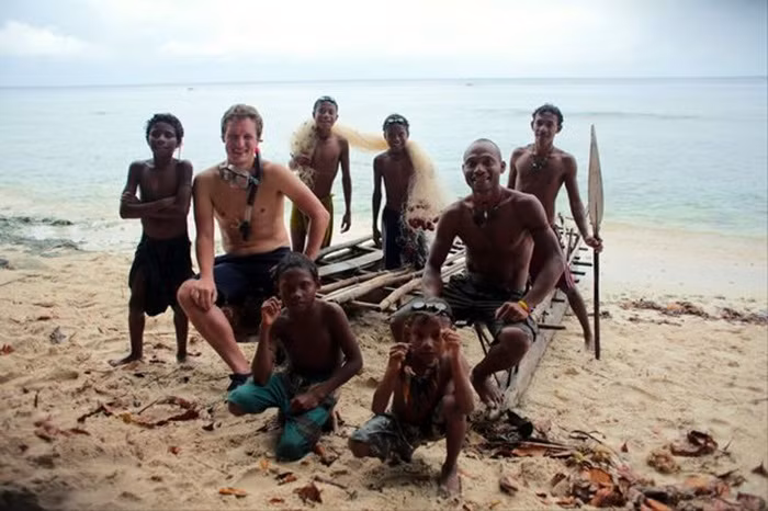 Lạ lùng bộ tộc săn cá voi bằng phương pháp thời tiền sử ảnh 1