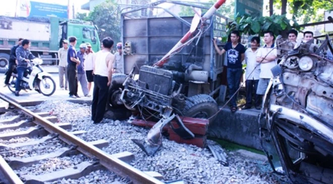 Ôtô tải mất lái đâm thẳng vào tàu hỏa Bắc Nam đang chạy