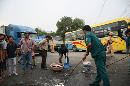 Phản đối ô nhiễm, dân đổ tôm hùm chết ra quốc lộ Phan doi o nhiem, dan do tom hum chet ra quoc lo