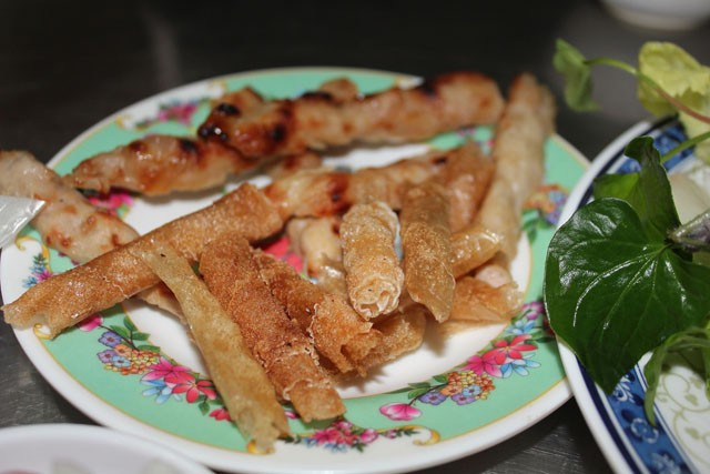 Đổ hết đèo D’ran, bạn đã đến thị trấn Đơn Dương. Nơi đây nổi tiếng với món đặc sản nem nướng chấm nước xốt béo ngậy và thơm ngon. Bạn có thể dạo chơi quanh thị trấn yên bình, ghé thăm vườn hồng hoặc vườn rau của người dân địa phương. Nếu không có ý định ở lại thị trấn qua đêm thì bạn nên quay về sớm, để tránh sương núi và trời tối nguy hiểm khi vượt đèo. Hoặc bạn có thể đi theo hướng khác, qua ngã ba Phi Nôm và đèo Prenn về lại thành phố Đà Lạt. Đổ hết đèo D’ran, bạn đã đến thị trấn Đơn Dương. Nơi đây nổi tiếng với món đặc sản nem nướng chấm nước xốt béo ngậy và thơm ngon, bạn đừng quên dành chút thời gian thưởng thức. Bạn có thể dạo chơi quanh thị trấn yên bình, ghé thăm vườn hồng hoặc vườn rau của người dân địa phương. Nếu không có ý định ở lại thị trấn qua đêm thì bạn nên quay về sớm, để tránh sương núi và trời tối nguy hiểm khi vượt đèo. Hoặc bạn có thể đi theo hướng khác, qua ngã ba Phi Nôm và đèo Prenn về lại thành phố Đà Lạt.