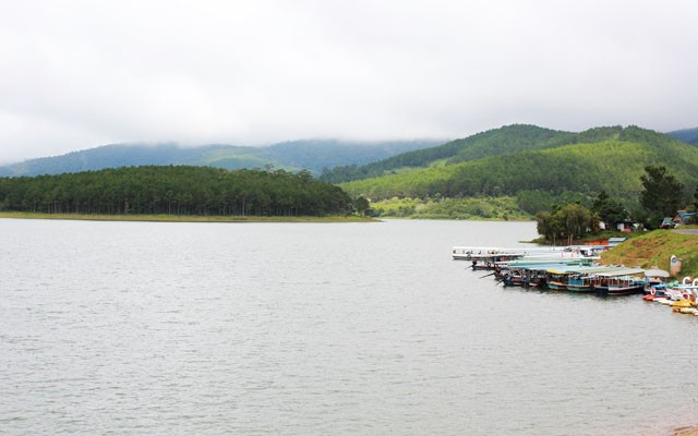 Thú vị hơn, bạn có thể thuê thuyền máy, thưởng lãm vẻ đẹp hồ Tuyền Lâm trên thuyền. Lênh đênh quanh vùng hồ rộng lớn, cảm nhận từng cơn gió mát lạnh mơn man trên da thịt và ngắm nhìn những tia nắng cuối ngày dịu nhẹ nhảy múa trên mặt nước. Thú vị hơn, bạn có thể thuê thuyền máy, thưởng lãm vẻ đẹp hồ Tuyền Lâm trên thuyền. Lênh đênh quanh vùng hồ rộng lớn, cảm nhận từng cơn gió mát lạnh mơn man trên da thịt và ngắm nhìn những tia nắng cuối ngày dịu nhẹ nhảy múa trên mặt nước.