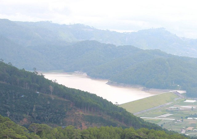 Vừa qua một khúc cua, bạn lại bất ngờ khi nhìn thấy đập thủy điện Đa Nhim trong xanh và rộng lớn. Bạn chỉ biết sững sờ ngắm nhìn phong cảnh hùng vĩ, những ngọn núi trùng điệp phủ đầy cây xanh bảng lảng trong mây, ở giữa là vùng hồ đầy ắp nước, chắn ngang bởi một con đập và bên dưới thấp thoáng vài mái nhà. Vừa qua một khúc cua, bạn lại bất ngờ khi nhìn thấy đập thủy điện Đa Nhim trong xanh và rộng lớn. Bạn chỉ biết sững sờ ngắm nhìn phong cảnh hùng vĩ, những ngọn núi trùng điệp phủ đầy cây xanh bảng lảng trong mây, ở giữa là vùng hồ đầy ắp nước, chắn ngang bởi một con đập và bên dưới thấp thoáng vài mái nhà.