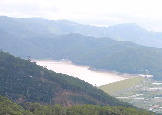 Vừa qua một khúc cua, bạn lại bất ngờ khi nhìn thấy đập thủy điện Đa Nhim trong xanh và rộng lớn. Bạn chỉ biết sững sờ ngắm nhìn phong cảnh hùng vĩ, những ngọn núi trùng điệp phủ đầy cây xanh bảng lảng trong mây, ở giữa là vùng hồ đầy ắp nước, chắn ngang bởi một con đập và bên dưới thấp thoáng vài mái nhà. Vừa qua một khúc cua, bạn lại bất ngờ khi nhìn thấy đập thủy điện Đa Nhim trong xanh và rộng lớn. Bạn chỉ biết sững sờ ngắm nhìn phong cảnh hùng vĩ, những ngọn núi trùng điệp phủ đầy cây xanh bảng lảng trong mây, ở giữa là vùng hồ đầy ắp nước, chắn ngang bởi một con đập và bên dưới thấp thoáng vài mái nhà.