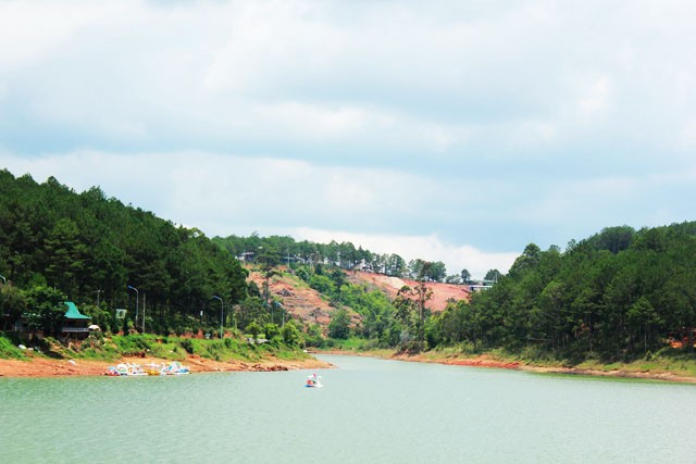 Dạo chơi hồ Tuyền Lâm: Nếu đi theo hướng đèo Prenn và vẫn còn thời gian, sức khỏe, bạn có thể ghé vào hồ Tuyền Lâm. Phong cảnh thiên nhiên thoáng đãng, hồ nước trong xanh, những cánh rừng nguyên sinh rậm rạp nơi đây sẽ mang đến bạn những giơ phút thư giãn thoải mái sau một ngày chạy xe đường trường. Dạo chơi hồ Tuyền Lâm: Nếu đi theo hướng đèo Prenn và vẫn còn thời gian, sức khỏe thì bạn có thể ghé vào hồ Tuyền Lâm. Phong cảnh thiên nhiên thoáng đãng, hồ nước trong xanh, những cánh rừng nguyên sinh rậm rạp nơi đây sẽ mang đến bạn những giơ phút thư giãn thoải mái sau một ngày chạy xe đường trường.