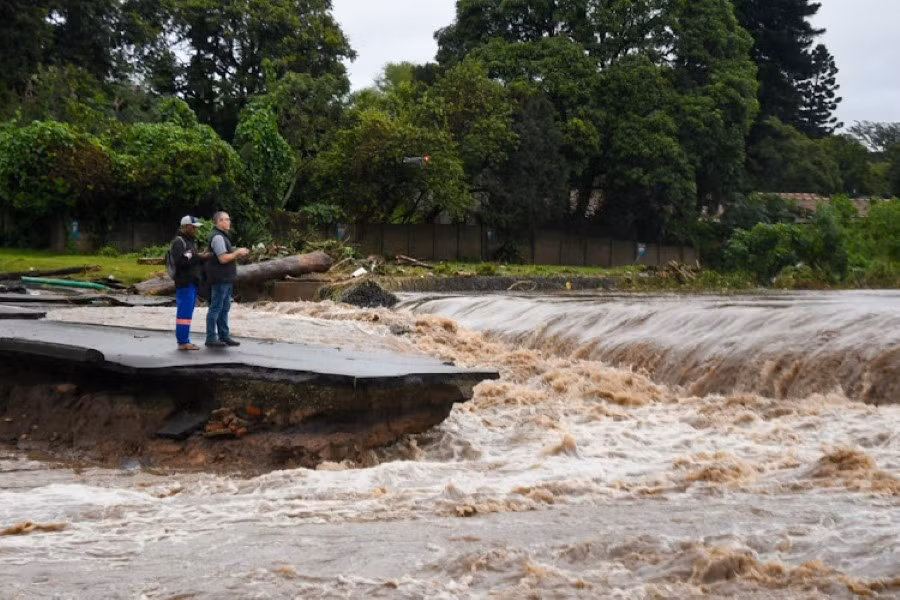 Một con đường tại thành phố Durban, tỉnh KZN, Nam Phi, bị phá hủy do mưa lũ.