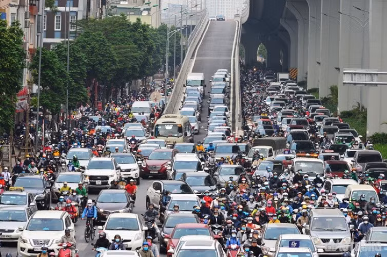 Phương tiện từ đường Vành đai II trên cao đổ xuống, xen lẫn vào dòng người đông đúc bên dưới khiến giao thông trở nên “nghẹt thở”.