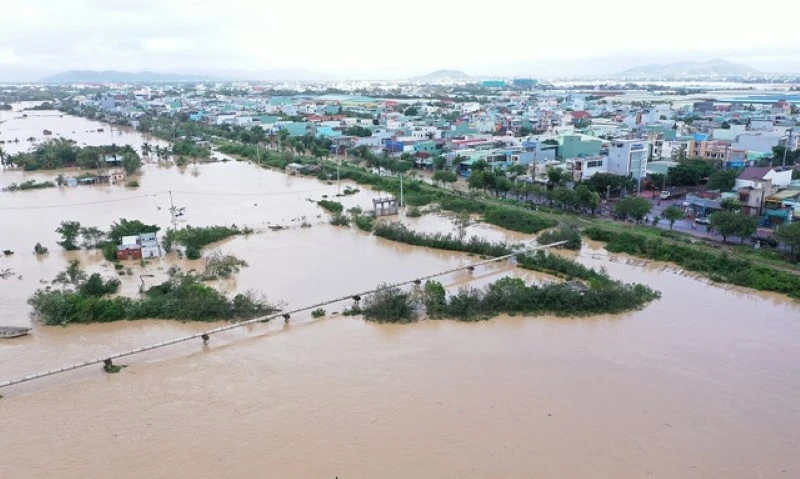 Nhiều khu vực dân cư ở phường Nhơn Phú, Nhơn Bình (TP Quy Nhơn, tỉnh Bình Định) bị ngập do lũ sáng 11/11. Ảnh: Nguyễn Dũng