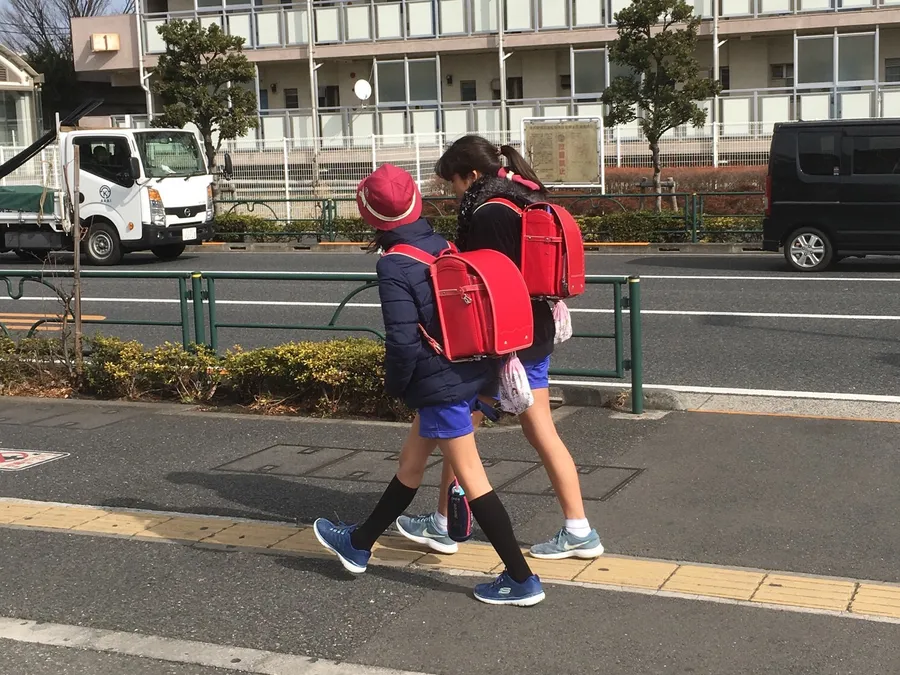 Nhiều cặp sách của học sinh Nhật Bản nặng tới hơn 10kg.