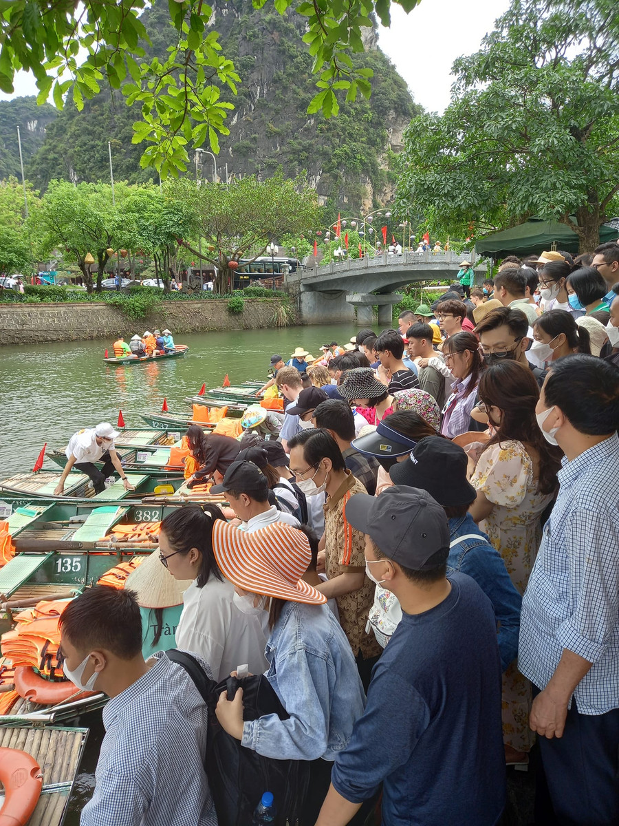 Cảnh du khách tham quan danh thắng Tràng An (Ninh Bình) trong dịp nghỉ lễ 30/4 và 1/5. Cảnh du khách tham quan danh thắng Tràng An (Ninh Bình) trong dịp nghỉ lễ 30/4 và 1/5.