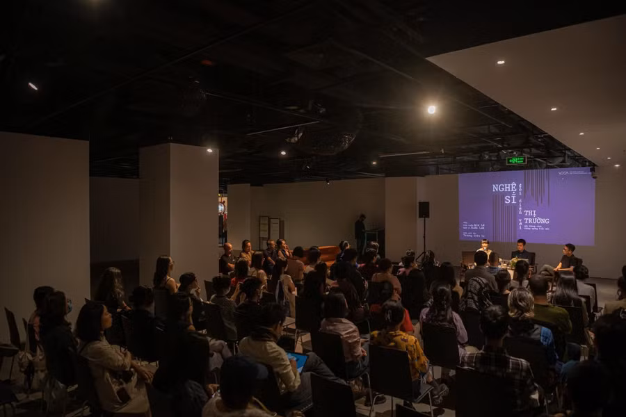 Ngày càng nhiều người trẻ ở Việt Nam tham gia vào thị trường nghệ thuật.