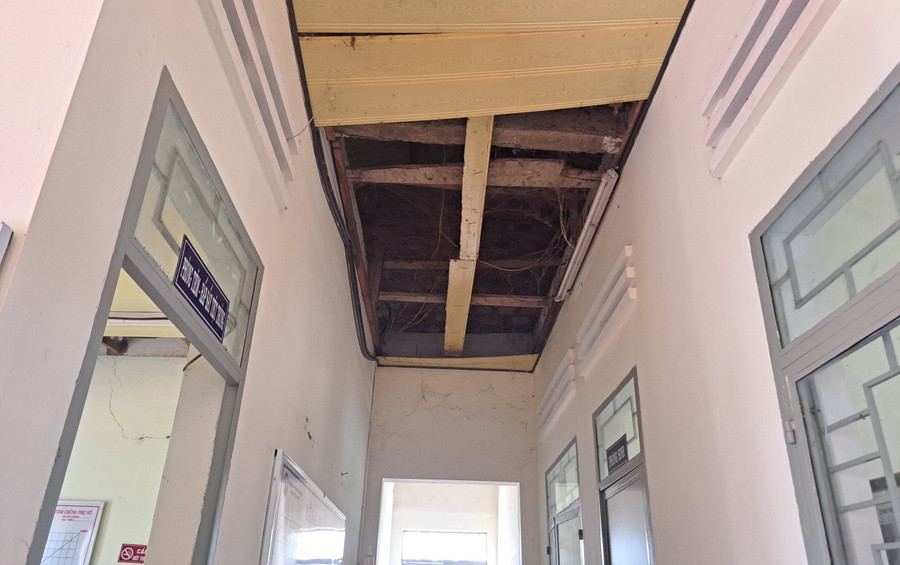 Trần nhà bong tróc, xập xệ khiến các y, bác sĩ lo lắng, bất an.