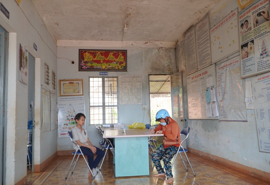 Tường nhà ẩm mốc, giột nước gây ảnh hưởng đến công tác khám, chữa bệnh.